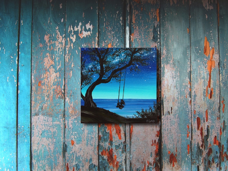 Pode incluir: Uma pintura que retrata uma silhueta de uma pessoa em um balan&ccedil;o sob uma &aacute;rvore, com um c&eacute;u noturno estrelado e um mar azul escuro no fundo.