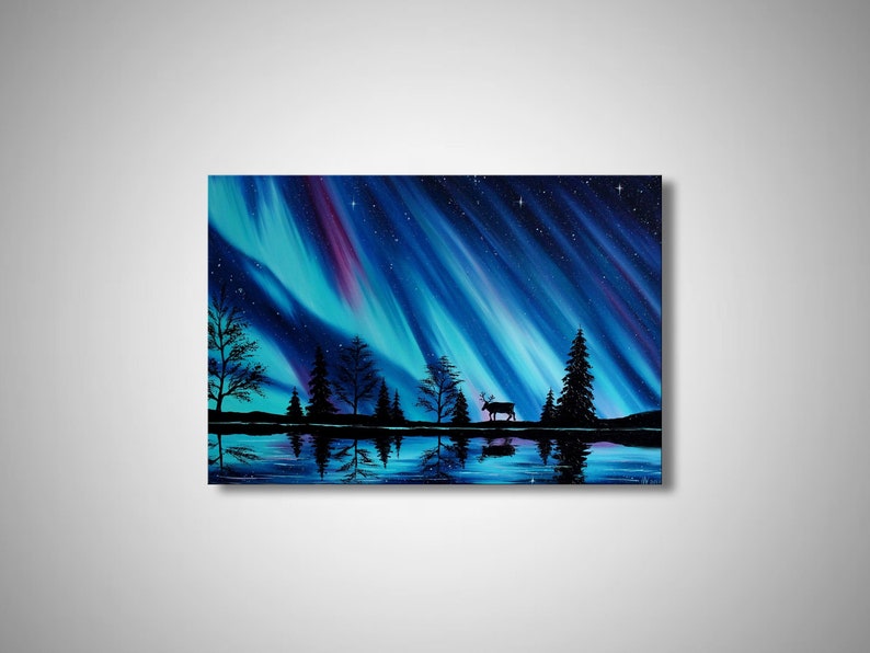 K&ouml;nnte beinhalten: Ein Gem&auml;lde, das einen sternenklaren Nachthimmel mit der Aurora Borealis zeigt, die sich in einem See spiegelt. Im Vordergrund sind Silhouetten von B&auml;umen und einem Rentier zu sehen.