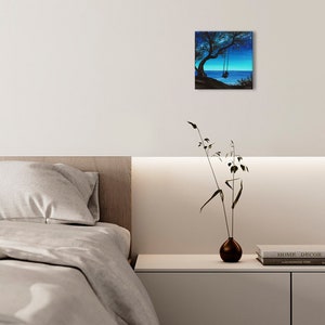 Pode incluir: Uma pintura que representa a silhueta de uma &aacute;rvore com um balan&ccedil;o pendurado em um galho. A &aacute;rvore est&aacute; situada em um penhasco com vista para um corpo de &aacute;gua. O c&eacute;u &eacute; azul escuro com estrelas.