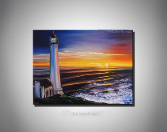 Può includere: Un dipinto di un faro bianco su una scogliera che si affaccia su un mare blu scuro con un tramonto arancione brillante sullo sfondo. Il dipinto è firmato "ArtColorSpace" nell'angolo in alto a destra.