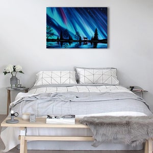 K&ouml;nnte beinhalten: Ein Gem&auml;lde, das eine blaue und violette Aurora Borealis zeigt, die sich in einem See spiegelt, mit einer Silhouette von B&auml;umen und einem Reh im Vordergrund.