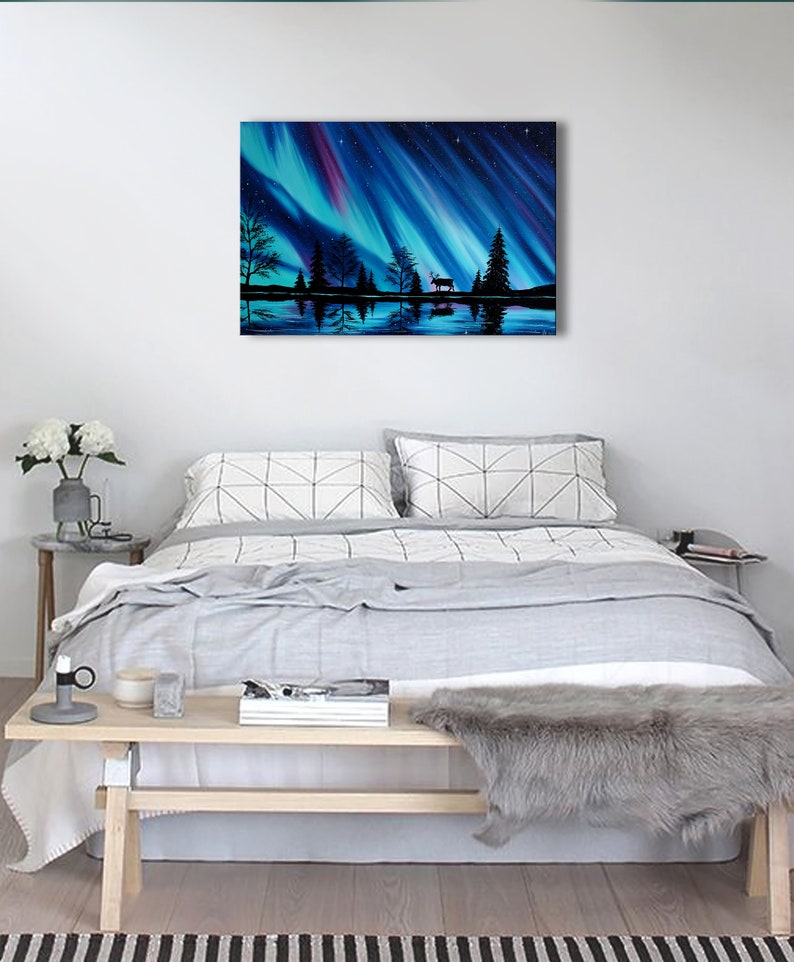 K&ouml;nnte beinhalten: Ein Gem&auml;lde, das eine blaue und violette Aurora Borealis zeigt, die sich in einem See spiegelt, mit einer Silhouette von B&auml;umen und einem Reh im Vordergrund.