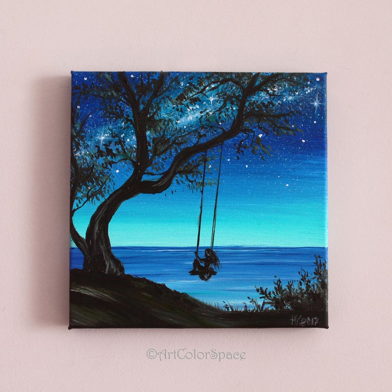 Pode incluir: Uma pintura que retrata a silhueta de uma pessoa sentada em um balan&ccedil;o sob uma &aacute;rvore, com um c&eacute;u noturno estrelado e um oceano azul ao fundo.