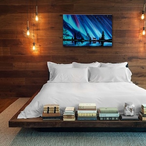 K&ouml;nnte beinhalten: Ein wei&szlig;es Bett mit wei&szlig;en Bettw&auml;sche und einem Holz-Kopfteil. Das Bett steht vor einer Wand mit einem Gem&auml;lde einer blauen und violetten Aurora Borealis &uuml;ber einem See mit B&auml;umen und einer Hirsch-Silhouette. Das Bett hat einen Stapel B&uuml;cher auf dem Nachttisch.