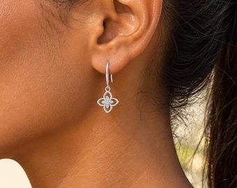 Boucles d'oreilles pendantes délicates en argent sterling, motif trèfle, boucles d'oreilles pendantes florales en moissanite, cadeau pour elle