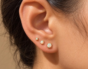 Boucles d'oreilles puces en argent sterling et opale, à empiler. Pierre de naissance d'octobre. Cadeau idéal pour une maman ou une sœur.