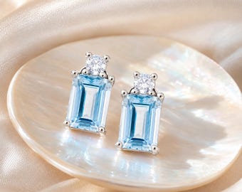 Pendientes de plata de ley con delicados detalles de aguamarina y gema azul talla esmeralda, piedra natal de marzo. Regalo ideal.