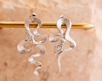 Sterlingzilveren asymmetrische slangenoorbellen: boho-slangensieraden