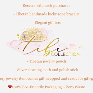 Pode incluir: Um fundo de aquarela rosa e branco com um design de mandala dourado e o texto "Tib COLLECTION". O texto "Receber com cada compra" est&aacute; no topo da imagem. O texto abaixo do logotipo diz "Pulseira de corda da sorte tibetana feita &agrave; m&atilde;o, Caixa de presente elegante, Bolsa de joias tibetana, Pano de limpeza de prata e bast&atilde;o de polimento". O texto na parte inferior da imagem diz "Cada item de joia vem embalado para presente e pronto para presentear. Embalagem 100% ecol&oacute;gica - Zero desperd&iacute;cio."