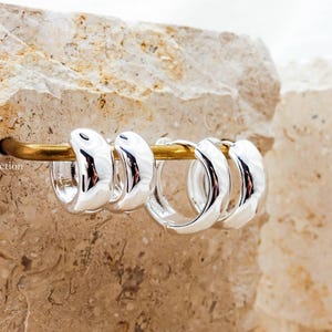 Örhängen i sterlingsilver med breda Huggie Hoops, vardagsgåva i grovt silver till hennes mamma