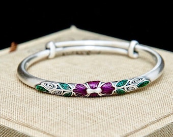 Brazalete de peonía esmaltada en plata de ley, ajustable con diseño floral.