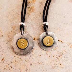 Collar con inicial en dos tonos de plata esterlina y baño de oro, collar con letra antigua, regalo de collar personalizado, regalo de cumpleaños para él y ella