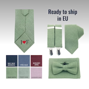 Nœud papillon et bretelles vert sauge avec initiales, cravates personnalisées eucalyptus et pochette de costume pour garçon et adulte