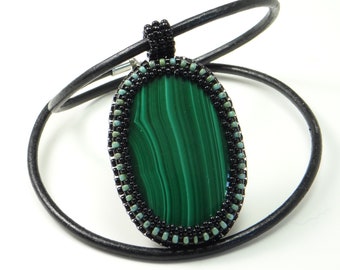 Collier pendentif avec cabochon de malachite de forme ovale, serti et brodé de perles noire