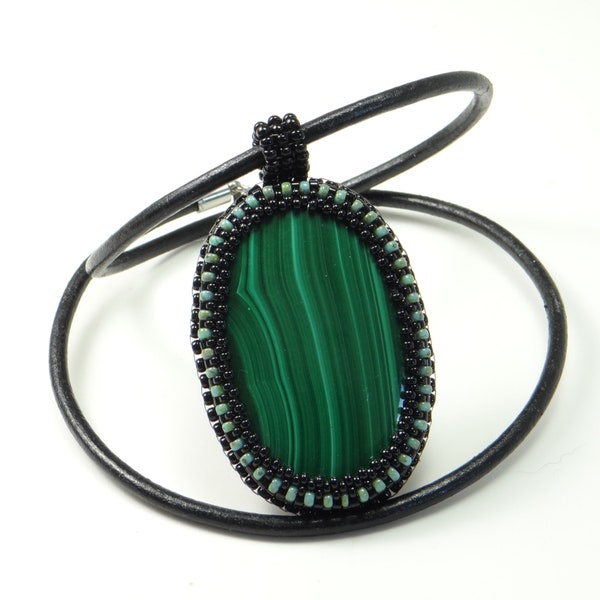 Collier pendentif avec cabochon de malachite de forme ovale, serti et brodé de perles noire