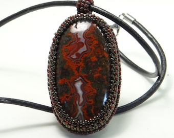 Pendant necklace with chalcedony agate and red jasper, embroidered and set with pearls