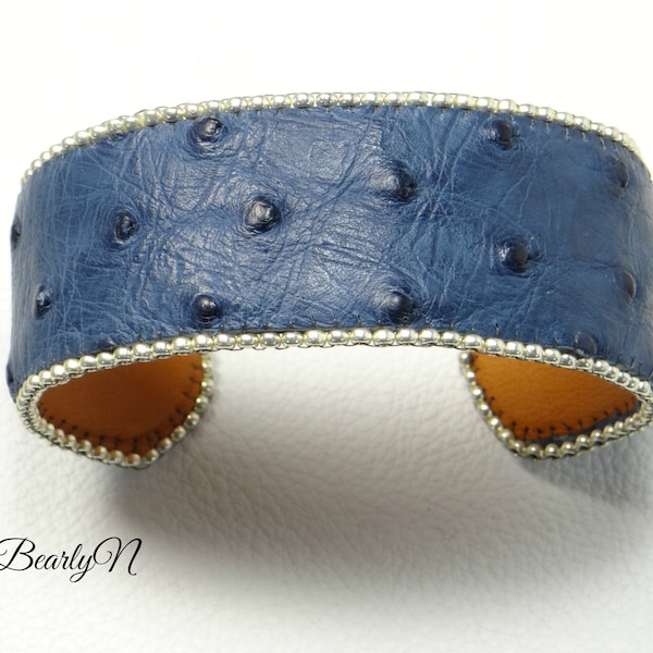 bracelet manchette femme en cuir d'autruche doublé de cuir de veau et brodé de perles métalliques, taille ajustable