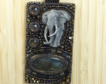 Collier pendentif de style africain avec éléphant en étain , cabochon de labradorite et broderie de perles