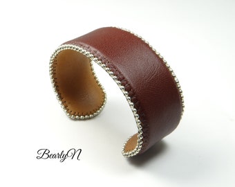 Bracelet manchette unisexe en cuir brun acajou , doublé de cuir brun chataigne et brodé de perles metalliques