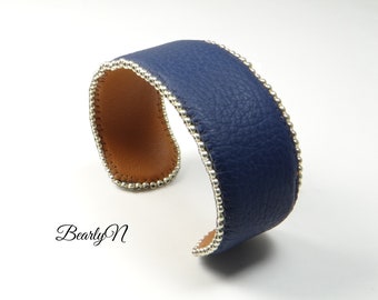 Bracelet manchette bleu jean en cuir de taurillon grainé , doublé de cuir brun chataigne et brodé de perles metalliques