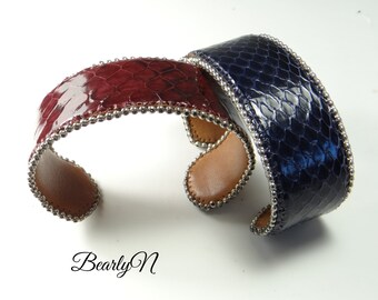 Bracelet en peau de serpent personnalisable, bleu nuit  ou rouge bordeaux, doublé de cuir de veau et brodé de perles métalliques