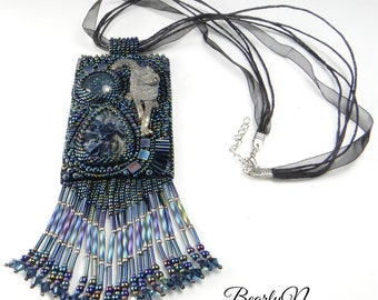 Pendentif totem du loup de style éthnique avec un loup en étain , un cabochon de pietersite et broderie de perles bleues