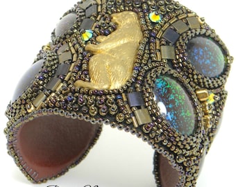 Bracelet manchette ours brodé de perles de verre et cabochons multichromes, doublé de cuir