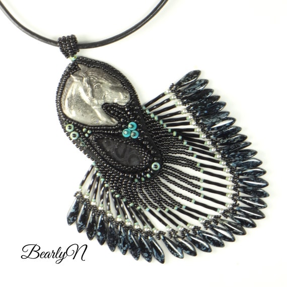 Pendentif totem du cheval de style éthnique avec un cheval en étain , un cabochon de psilomelane et broderie de perles noires