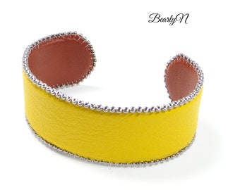 Bracelet en cuir jaune maïs, doublé de cuir acajou et brodé de perles metalliques