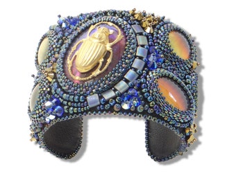 Bracelet manchette scarabée brodé de perles de verre et cabochons multichromes, doublé de cuir