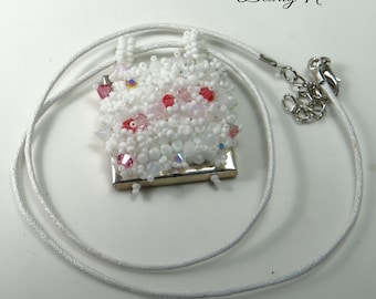 Pendentif carré brodé de perles ou de bead embroidery dans des teintes de blanc et de rose