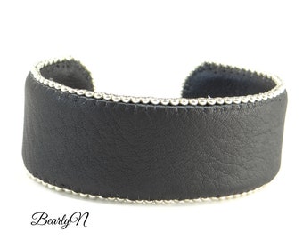 Bracelet manchette gris plomb en cuir de taurillon grainé , doublé de cuir de veau noir et brodé de perles metalliques