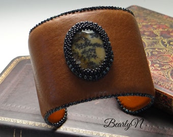 Bracelet manchette en taurillon fauve brodé d'un cabochon d'agate dentrite, doublé de cuir et signé BearlyN