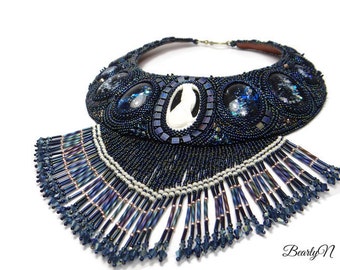 collier plastron bleu-nuit brodé de perles et doublé de cuir, animal totem du loup en os sculpté
