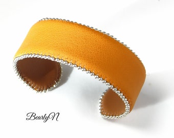 Bracelet en cuir orange, doublé de cuir de veau brun chataigne et brodé de perles metalliques