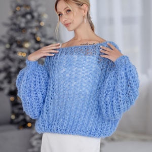 Blå alpackatröja, fluffig stickad tröja, mysig handstickad tröja, mjuka varma alpackastickade plagg, grov vintertröja, hållbart mode bild 11