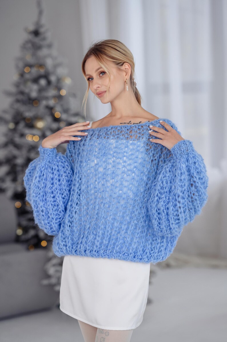 Blå alpackatröja, fluffig stickad tröja, mysig handstickad tröja, mjuka varma alpackastickade plagg, grov vintertröja, hållbart mode bild 11