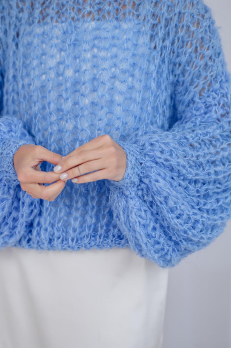Blå alpackatröja, fluffig stickad tröja, mysig handstickad tröja, mjuka varma alpackastickade plagg, grov vintertröja, hållbart mode bild 3