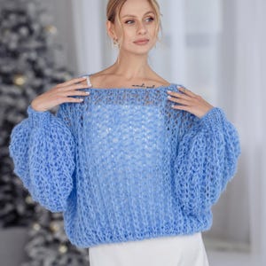 Blå alpackatröja, fluffig stickad tröja, mysig handstickad tröja, mjuka varma alpackastickade plagg, grov vintertröja, hållbart mode bild 9