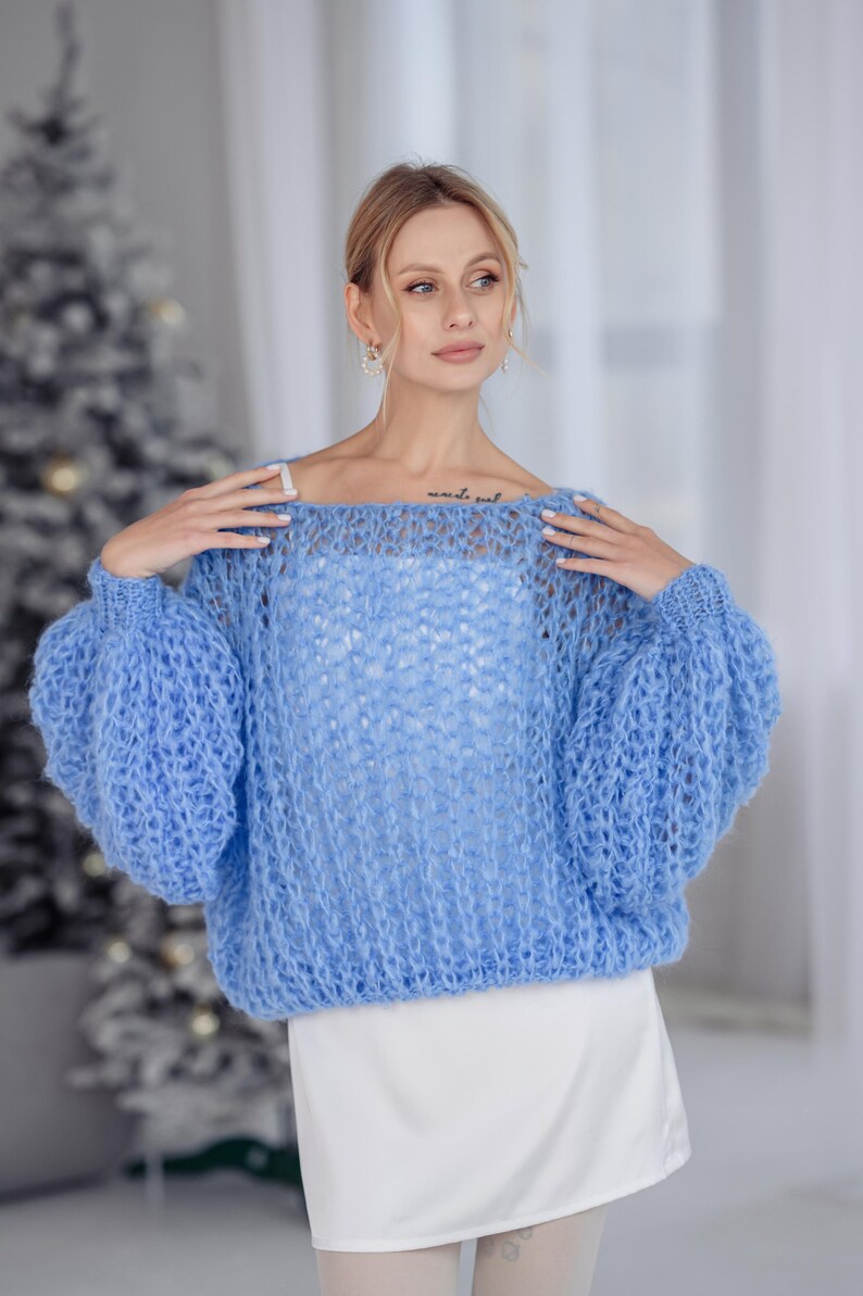 Blå alpackatröja, fluffig stickad tröja, mysig handstickad tröja, mjuka varma alpackastickade plagg, grov vintertröja, hållbart mode bild 9