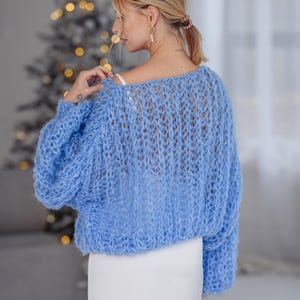 Blå alpackatröja, fluffig stickad tröja, mysig handstickad tröja, mjuka varma alpackastickade plagg, grov vintertröja, hållbart mode bild 6