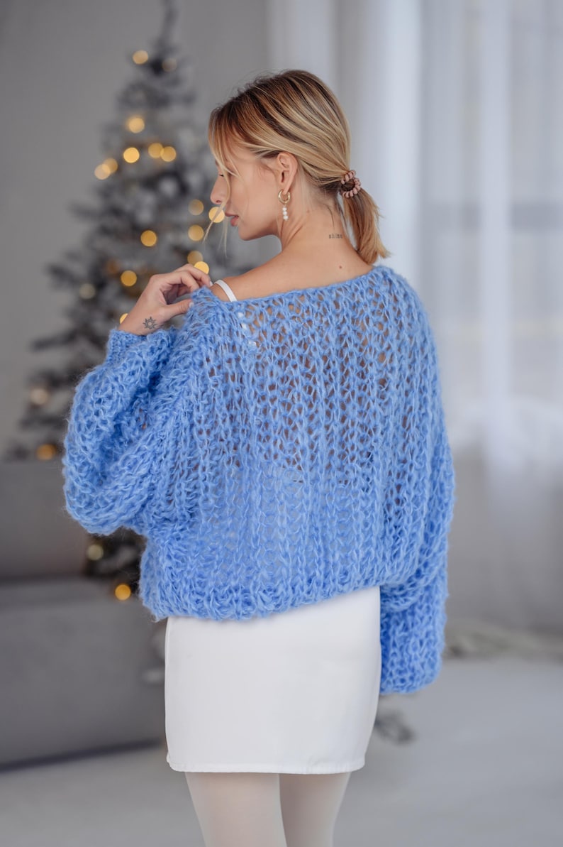 Blå alpackatröja, fluffig stickad tröja, mysig handstickad tröja, mjuka varma alpackastickade plagg, grov vintertröja, hållbart mode bild 6