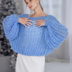 Blå alpackatröja, fluffig stickad tröja, mysig handstickad tröja, mjuka varma alpackastickade plagg, grov vintertröja, hållbart mode bild 8