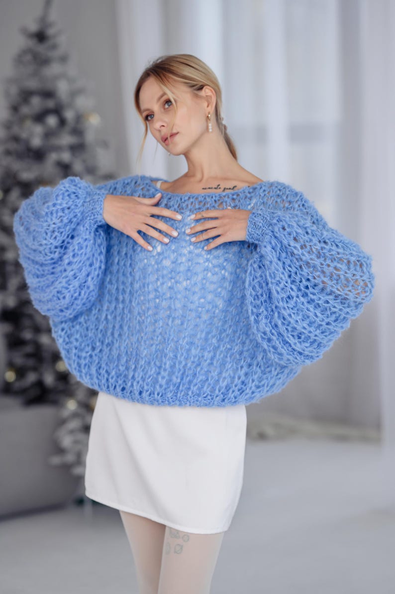Blå alpackatröja, fluffig stickad tröja, mysig handstickad tröja, mjuka varma alpackastickade plagg, grov vintertröja, hållbart mode bild 8