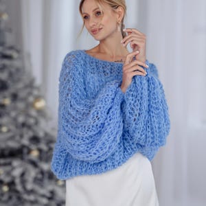 Blå alpackatröja, fluffig stickad tröja, mysig handstickad tröja, mjuka varma alpackastickade plagg, grov vintertröja, hållbart mode bild 5