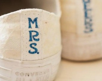 Calcomanías termoadhesivas de boda para la costura trasera de las Converse. Personalízalas tú mismo con la fecha de la boda, la señora, la novia, el novio o el "Sí, quiero". Converse para novios.