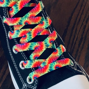 Tie Dye Schnürsenkel. 3/8&quot; multicolor Ribbon Laces. Burst Tie Dye Muster. Lustige Schnürsenkel für Sneakers, Einzigartig, Bunt, Ersatz Schnürsenkel