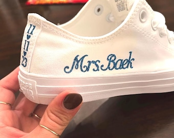 Calcomanías termoadhesivas para zapatos de lona o cuero. Personalízalas con la fecha, el nombre, la novia y el "Sí, quiero". Zapatillas de boda DIY. Zapatos de novia y novio.