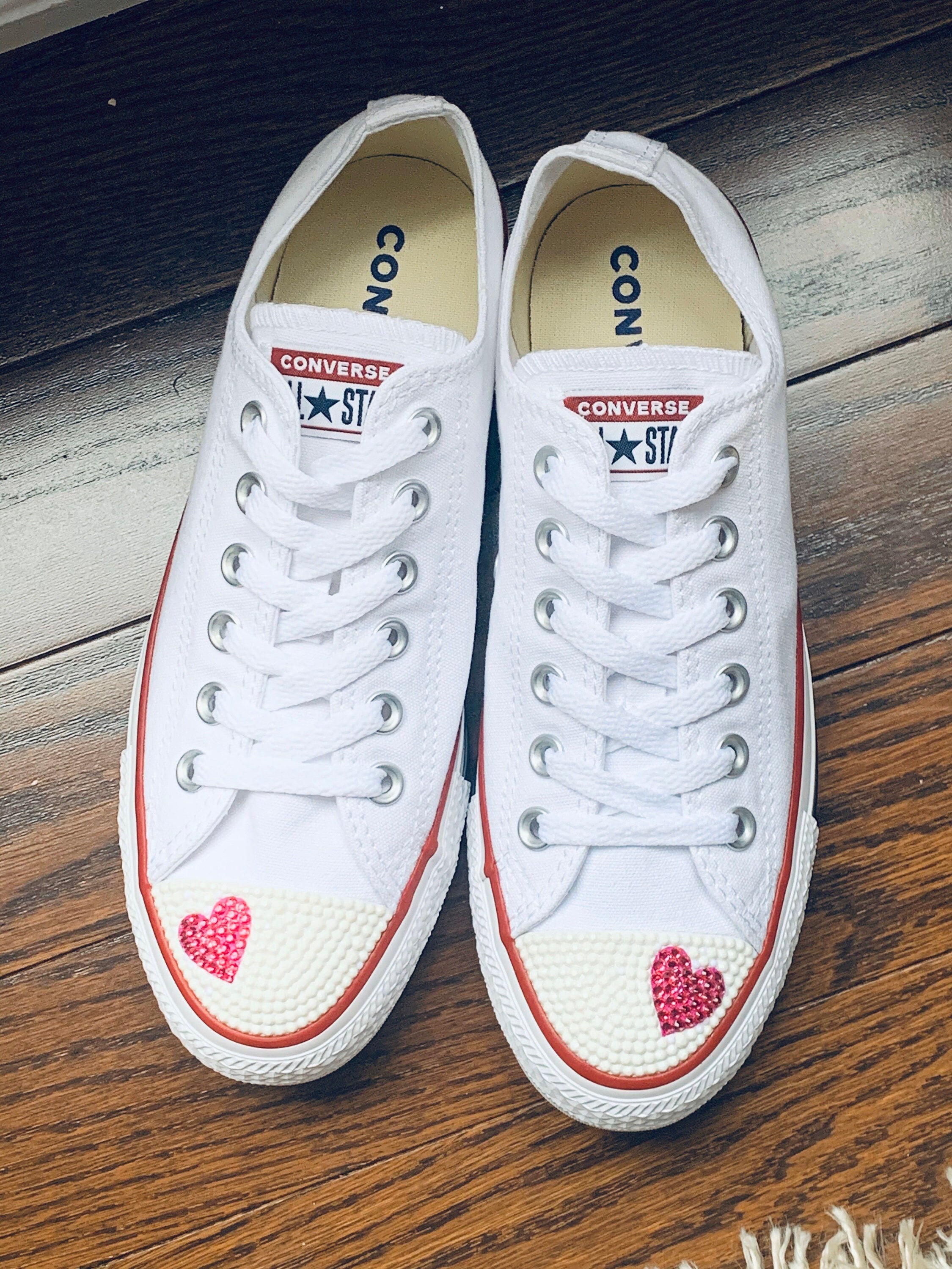 White chucks outlet with red heart
