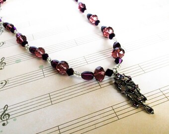 Collier violet avec perles de verre et pendentif